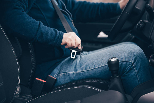 passager senior fixation de la ceinture de sécurité dans la voiture, concept de transport et de sécurité
 - Photo, image