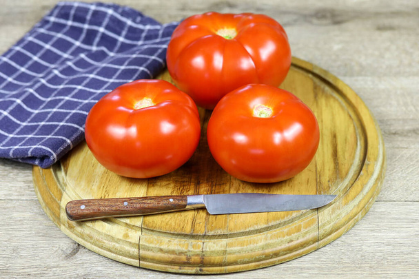 tomato on a wooden board - Foto, afbeelding