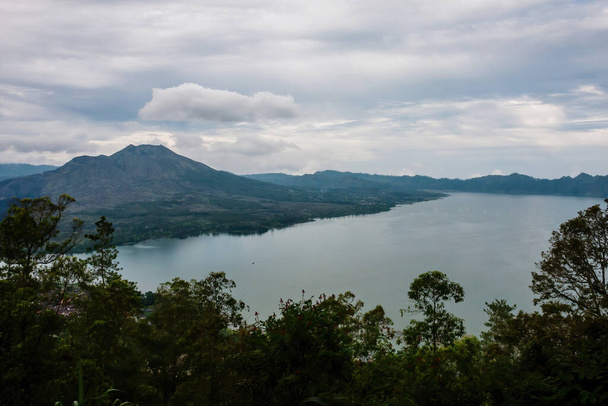 A panorámás kilátás nyílik a Batur-hegyre és a Batur-tóra (Danau Batur), Bali, Indonézia - Fotó, kép