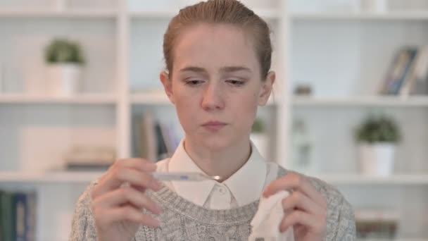 Portret chorej młodej kobiety Sprawdzanie temperatury przez termometr  - Materiał filmowy, wideo