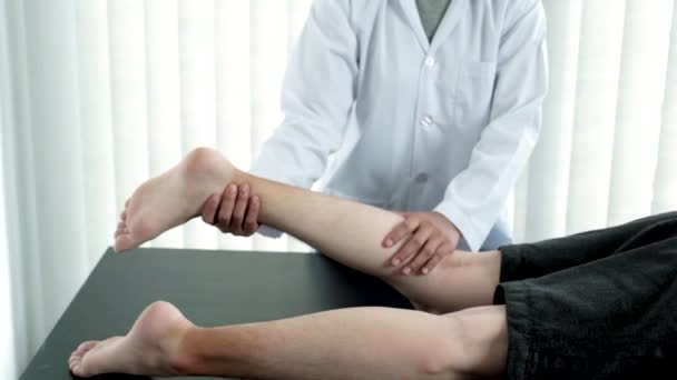 La fisioterapia sta facendo la terapia delle gambe per i pazienti in ospedale
. - Filmati, video