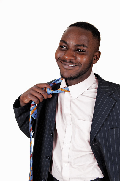 fekete ember vesz le a nyakkendő. - Fotó, kép
