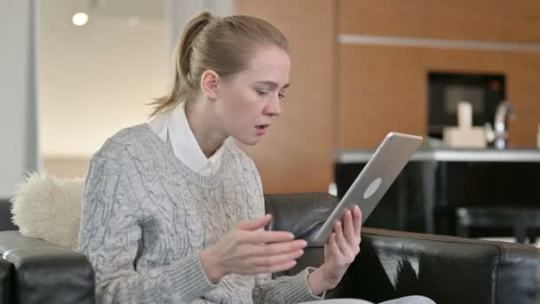 Upset Young Woman reacting to Loss on Tablet at Home  - Filmagem, Vídeo