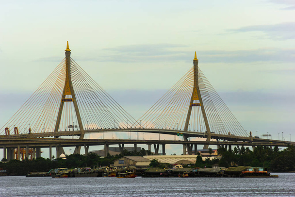 vista del puente colgante sobre el río Choa Phraya, Bangkok, Tailandia
 - Foto, Imagen