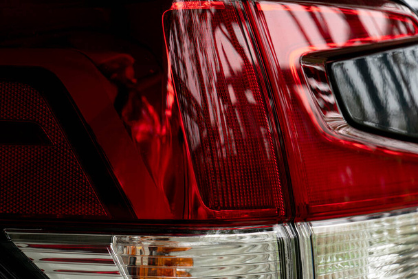 Gros plan de la lampe arrière de voiture avec verre rouge et blanc indique luxe
. - Photo, image