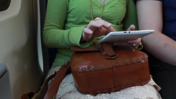 планшет у жіночих руках, нас під час поїздки в поїзді
 - Кадри, відео