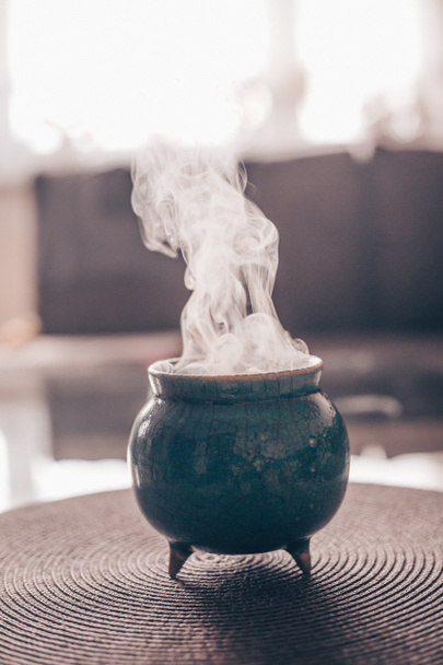 Incenso queimando em carvão quente, resina aromática, ritos religiosos, incenso e perfumes, fumaça de incenso, religião
 - Foto, Imagem