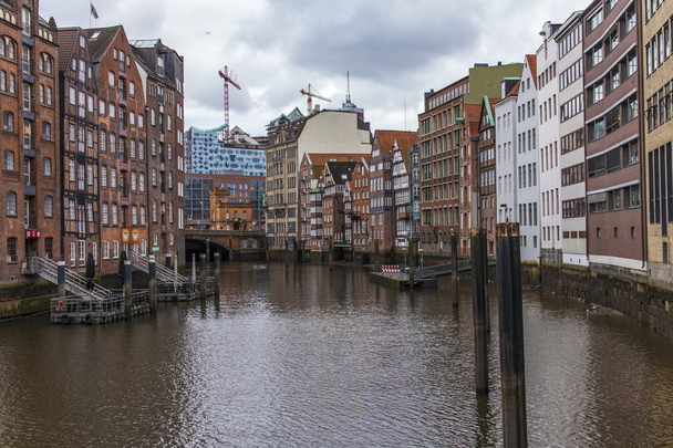 Hamburgo, Alemanha, 19 de fevereiro de 2013. Vista do canal e edifícios antigos armazéns e escritórios na cidade histórica em tempo de inverno nublado
 - Foto, Imagem