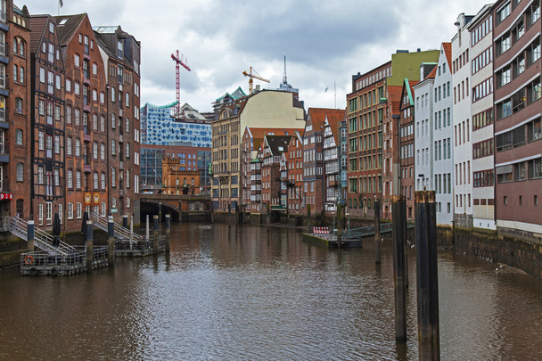 Hamburg, Niemcy, zm. 19 lutego 2013 roku. Zobacz kanał i stare budynki magazynów i biur w zabytkowym mieście zachmurzony zima Pogoda - Zdjęcie, obraz