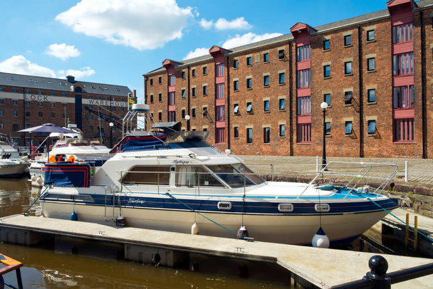 Gloucester, UK - 18th July 2016: Waterside cafes and restaurants wait ready for customers, Gloucester Docks, Gloucester, UK. This historic docks area can trace its roots back to the 1800s and was once the UKs most inland shipping port. Today leis - Photo, image