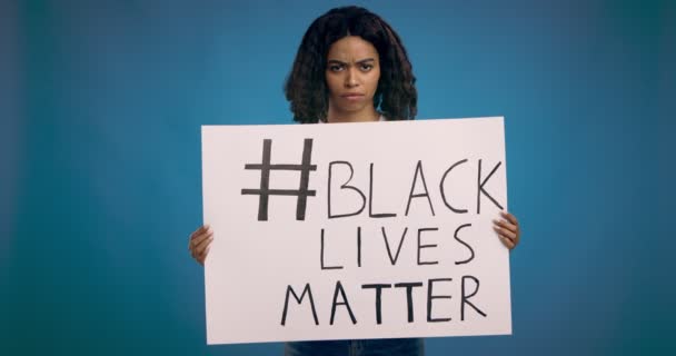 Mujer afroamericana joven sosteniendo pancarta Black Lives Matter
 - Imágenes, Vídeo