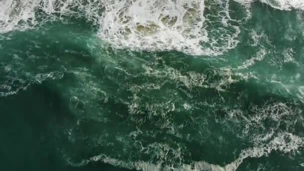 vista superior do oceano surf praia de areia de lavagem com espuma densa
 - Filmagem, Vídeo