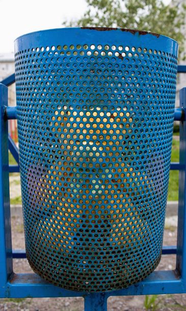 Kleiner Bär auf dem Spielplatz. Symbol einer verlorenen Kindheit - Foto, Bild
