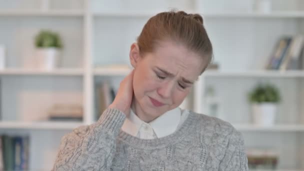 Πορτρέτο της κουρασμένης νεαρής γυναίκας που έχει πόνο στο λαιμό - Πλάνα, βίντεο