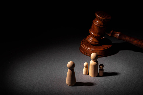 Wooden toy family and judge mallet. Family divorce concept - Foto, Bild