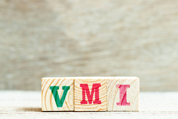 Alfabeto na palavra VMI (abreviatura do inventário gerenciado pelo fornecedor) em fundo de madeira
 - Foto, Imagem