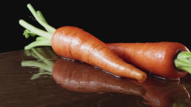Φρέσκα καθαρά καρότα κοντά σε σκούρο φόντο - Πλάνα, βίντεο