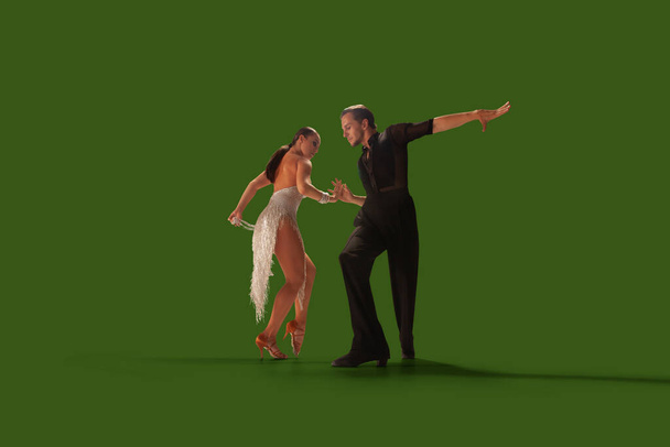 カップルダンサーはwgreenの画面の背景でラテンダンスを行う. - 写真・画像