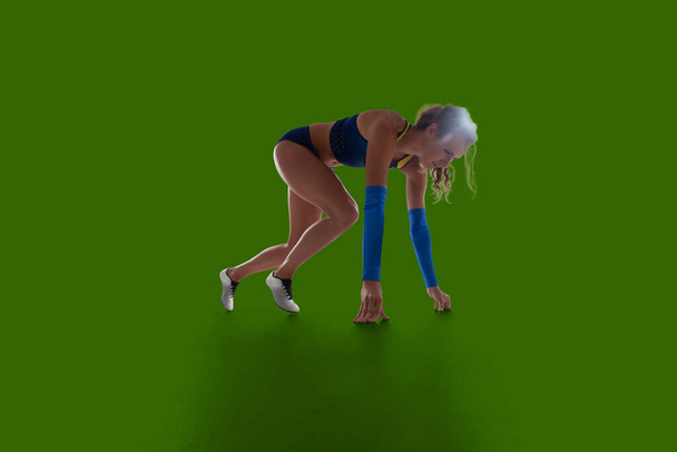 Sportovec žena ve sportovním oblečení na zeleném pozadí obrazovky. - Fotografie, Obrázek