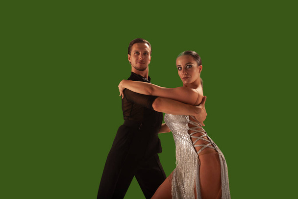 Pareja bailarines realizan baile latino sobre fondo de pantalla verde
. - Foto, Imagen