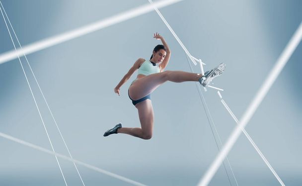 Γυναίκα αθλήτρια που τρέχει και πηδάει. Πλάγια άποψη πλάνο του υγιούς wo - Φωτογραφία, εικόνα
