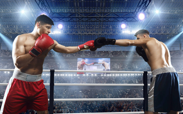 Két bokszoló profi bokszringen harcol.. - Fotó, kép