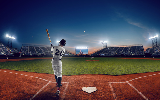 Baseball gracz na profesjonalnym stadionie baseballowym wieczorem duri - Zdjęcie, obraz