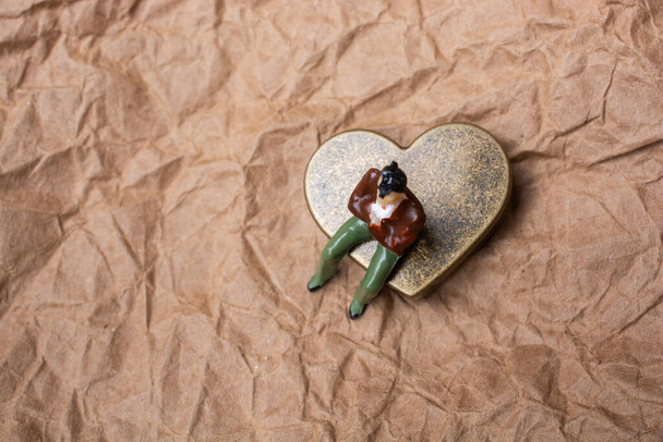 Metalen hart met de mens voor liefde en Valentijn concept - Foto, afbeelding