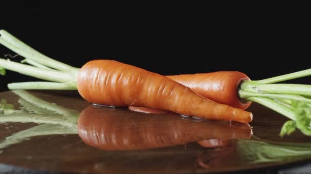 Zanahorias limpias frescas de cerca sobre un fondo oscuro
 - Metraje, vídeo