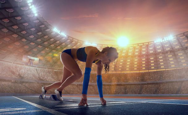 Женщина-атлет на профессиональном легкоатлетическом стадионе
. - Фото, изображение