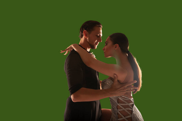 Casal dançarinos executar dança latina no fundo tela verde
. - Foto, Imagem