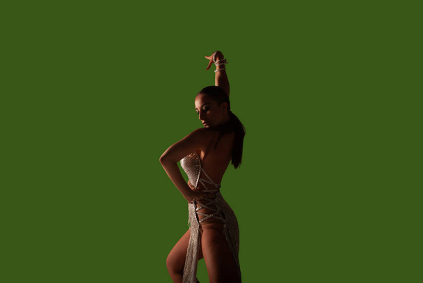 Bailarina realiza danza latina sobre fondo de pantalla verde
. - Foto, Imagen