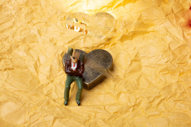 Metalli sydän ihmisen kanssa rakkautta ja ystävänpäivä käsite - Valokuva, kuva