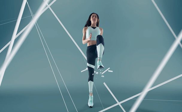 Koşan ve zıplayan kadın sporcu. Sağlıklı görüntünün yan görüntüsü - Fotoğraf, Görsel