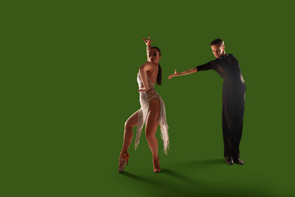 Pár táncosok előadják latin tánc wgreen képernyő háttér. - Fotó, kép