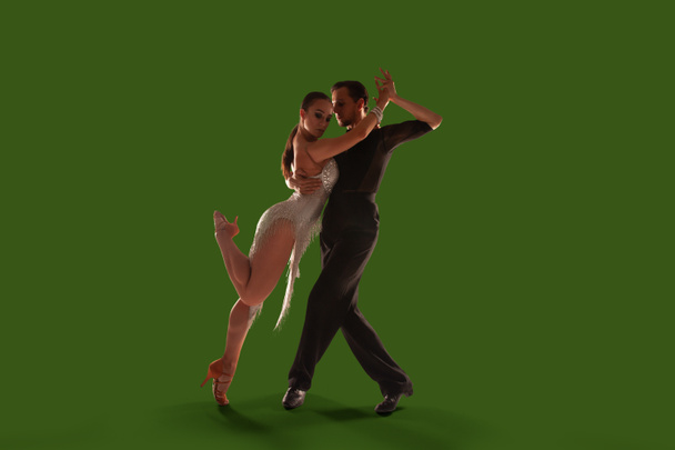 Pareja bailarines realizan baile latino sobre fondo de pantalla verde
. - Foto, imagen