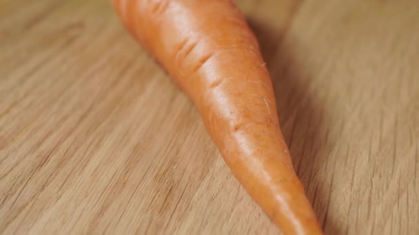 Cenouras limpas frescas close-up em um fundo escuro
 - Filmagem, Vídeo