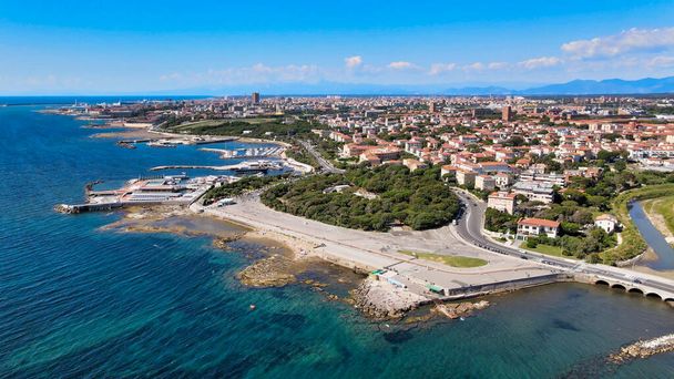 Csodálatos kilátás nyílik Livorno partvonalára, Toszkánára. Lábszarv a drónról - Fotó, kép