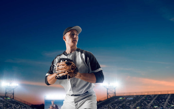 Baseball hráč na profesionálním baseballovém stadionu ve večerní duri - Fotografie, Obrázek