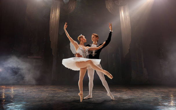 Ballett. Klassisches Ballett, dargeboten von ein paar Balletttänzern - Foto, Bild