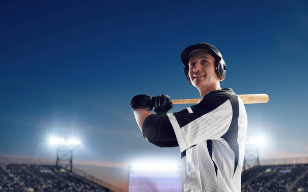 Baseball hráč na profesionálním baseballovém stadionu ve večerní duri - Fotografie, Obrázek