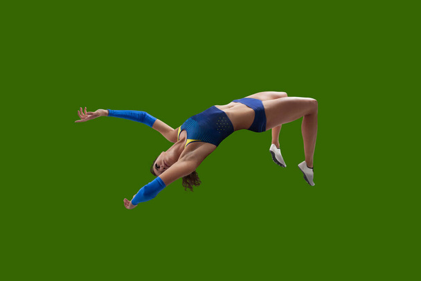 Yeşil ekran arka planında spor elbiseli atlet kadın. - Fotoğraf, Görsel