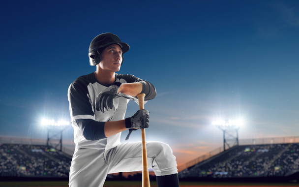 Baseball-pelaaja baseball-stadionilla illalla duri - Valokuva, kuva