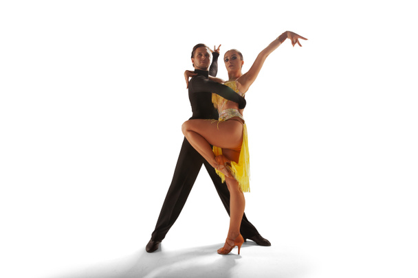 Pari tanssijaa esittää latinotanssia valkoisella taustalla. - Valokuva, kuva