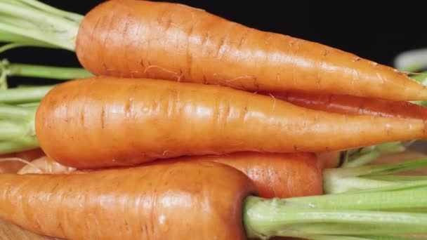 Zanahorias limpias frescas de cerca sobre un fondo oscuro
 - Metraje, vídeo