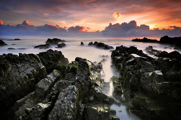 Niesamowity charakter unikalnej formacji skał i piękne poranne światło na plaży Pandak w Terengganu, Malezja. - Zdjęcie, obraz