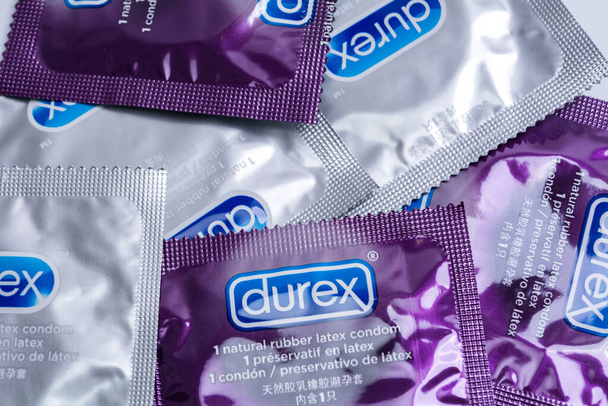 Kiev, Oekraïne - 21 mei 2020: Veel Durex condooms. Durex Elite en Onzichtbaar. Gezonde en veilige seks. - Foto, afbeelding