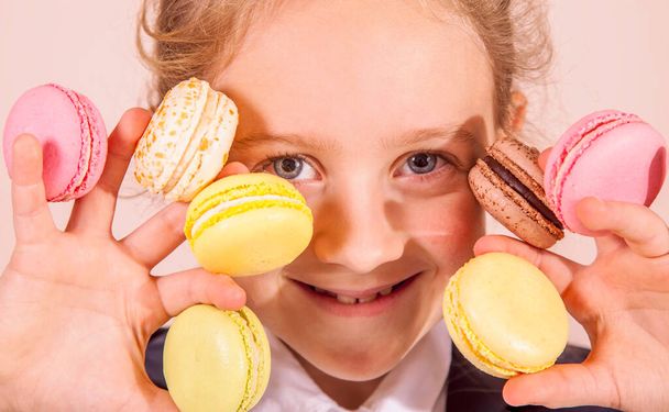 Mooi jong meisje met glazuur koekjes als symbool van liefde voor snoep.  - Foto, afbeelding