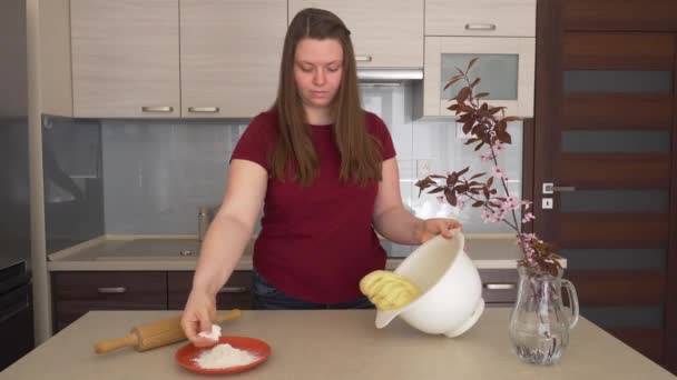Womam oder Mädchen bereitet Gebäck in der Küche zu. Kochen zuhause. Backen zu Hause während der Quarantäne. 4k-Video - Filmmaterial, Video