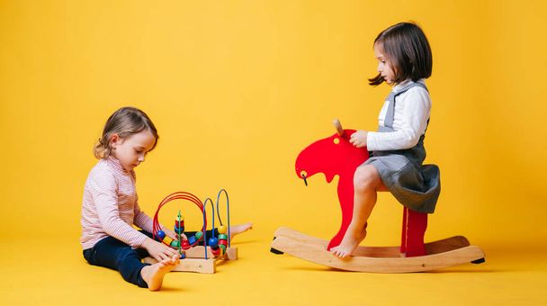 Zwei kleine Mädchen spielen mit Spielzeug - Foto, Bild